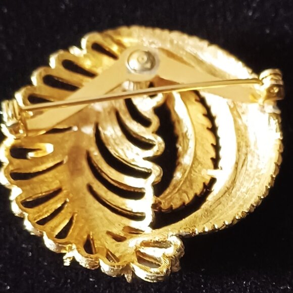 Lovely Elegant Leaf Pattern Gold Brooch - Picture 2 of 4
